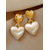 abordables Boda ACC-Pendientes de aleación en forma de corazón para mujer con detalles dorados, perfectos para el día de San Valentín y bodas.