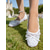 voordelige Moeder van de Bruid/De Bruidegom-Witte kanten flats voor dames met strik- en bloemenversieringen – elegante balletschoenen voor bruiloftsgasten op het gazon, lente-/zomergelegenheden en buitenevenementen