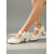abordables Madre de la Novia/Novio-Zapatos Mary Jane blancos para mujer con lazo lateral decorativo: elegantes zapatos de tacón cuadrado con punta redonda: sofisticados tacones de vestir para invitadas a bodas urbanas.