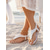 voordelige Bruid-Witte damessandalen met bloemenprint voor strandbruiloften - platte teenslippers met bloemdetails voor de bruidsmeisjes, comfortabele schoenen voor zomerse buitenbruiloften.