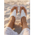 voordelige Bruid-Witte damessandalen met bloemenprint voor strandbruiloften - platte teenslippers met bloemdetails voor de bruidsmeisjes, comfortabele schoenen voor zomerse buitenbruiloften.
