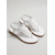 voordelige Bruid-Witte damessandalen met bloemenprint voor strandbruiloften - platte teenslippers met bloemdetails voor de bruidsmeisjes, comfortabele schoenen voor zomerse buitenbruiloften.