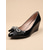voordelige Moeder van de Bruid/De Bruidegom-Dames pumps met sleehak in zwart lakleer en strikdetail, elegante en comfortabele geklede schoenen voor de moeder van de bruid bij een tuinbruiloft.