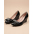 voordelige Moeder van de Bruid/De Bruidegom-Dames pumps met sleehak in zwart lakleer en strikdetail, elegante en comfortabele geklede schoenen voor de moeder van de bruid bij een tuinbruiloft.