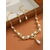abordables Boda ACC-Conjunto de collar y aretes de perlas de imitación de aleación para mujer, colores dorado y plateado, diseño elegante con detalles de cristal, perfecto para bodas y cenas formales.