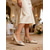 abordables Dama de honor-Tacones de dama de honor color champán para mujer: zapatos de boda de tacón bajo y punta puntiaguda con detalle de diamantes de imitación, elegantes zapatos de tacón para la fiesta nupcial.