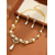 abordables Boda ACC-Conjunto de collar y aretes de perlas de imitación de aleación para mujer, colores dorado y plateado, diseño elegante con detalles de cristal, perfecto para bodas y cenas formales.