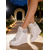 voordelige Bruid-Ivoorwitte platform bruidssneakers voor dames, glinsterende sleehak trouwschoenen voor een buitenbruiloft in de tuin.
