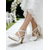 economico sposa-décolleté da sposa in raso bianco con tacco a gattino, cinturino incrociato e applicazioni floreali: comode scarpe da sposa per cerimonia e ricevimento in giardino