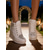 voordelige Bruid-Ivoorwitte platform bruidssneakers voor dames, glinsterende sleehak trouwschoenen voor een buitenbruiloft in de tuin.