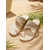 economico Donne-sandali da donna gialli intrecciati con anello per le dita dei piedi: eleganti sandali bassi con cinturino largo a righe per vacanze al mare, vacanze estive e abbigliamento da resort