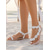 voordelige Bruid-Witte platte sandalen met bloemenprint en T-bandje, versierd met strass-steentjes – romantische boho-bruidsschoenen voor bruidsmeisjes, bruiden op het strand en ceremonies in de buitenlucht.