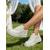abordables mariée-Baskets compensées argentées à cristaux pour femmes – chaussures de mariée modernes pour les mariages en plein air dans un jardin
