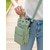 ieftine Genți Poștaș-Geantă impermeabilă din nailon pentru femei, cu buzunar pentru telefon, geantă crossbody multicoloră pentru fitness, sport, drumeții și uz casual, suport pentru băuturi de călătorie cu curea de umăr reglabilă.