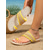 economico Donne-sandali da donna gialli intrecciati con anello per le dita dei piedi: eleganti sandali bassi con cinturino largo a righe per vacanze al mare, vacanze estive e abbigliamento da resort