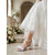 preiswerte Braut-Elfenbeinfarbene Perlen-Sandalen mit Blockabsatz – elegante Brautschuhe für moderne Stadthochzeiten