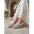 baratos noiva-Sandálias de noiva femininas de salto baixo com detalhes em champanhe – sapatos de noiva elegantes para casamentos no jardim.