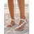 voordelige Bruid-Witte platte sandalen met bloemenprint en T-bandje, versierd met strass-steentjes – romantische boho-bruidsschoenen voor bruidsmeisjes, bruiden op het strand en ceremonies in de buitenlucht.