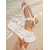 voordelige Bruid-Witte platte sandalen met bloemenprint en T-bandje, versierd met strass-steentjes – romantische boho-bruidsschoenen voor bruidsmeisjes, bruiden op het strand en ceremonies in de buitenlucht.