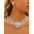 abordables Mariage ACC-Ensemble de bijoux en fausses perles pour femme - élégant collier et boucles d'oreilles dorés et argentés, idéal pour les mariages, les enterrements de vie de jeune fille et les galas - pendentif en perles classique, accessoire parfait pour les demoiselle
