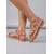 voordelige Bruid-Witte platte sandalen met bloemenprint en T-bandje, versierd met strass-steentjes – romantische boho-bruidsschoenen voor bruidsmeisjes, bruiden op het strand en ceremonies in de buitenlucht.