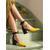 abordables Zapatos de salón de tacón ancho-Elegantes zapatos de tacón de bloque amarillos y negros para mujer: cómodos tacones de bloque con punta afilada y correa en el tobillo, ideales para la oficina o para ocasiones informales de negocios.