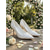 baratos noiva-Sapatos femininos brancos de bico fino e salto alto com detalhe de babado - elegantes sapatos de noiva para casamentos ao ar livre.