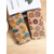 baratos Carteiras-Carteira feminina longa em couro sintético estilo boêmio, com amplo espaço para vários cartões e fechamento em zíper, disponível em diversas estampas. Ideal para compras, uso casual diário e viagens.