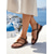 economico Sandali Piani-Sandali da donna in stile bohémien marroni con cinturini e perline effetto pietra - comode scarpe basse da spiaggia con cinturino alla caviglia per le vacanze estive e le fughe sulle isole.