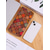baratos Carteiras-Carteira feminina longa em couro sintético estilo boêmio, com amplo espaço para vários cartões e fechamento em zíper, disponível em diversas estampas. Ideal para compras, uso casual diário e viagens.