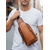 abordables Sacs pour homme-Sac bandoulière pour homme en cuir pleine fleur, grand format et à plusieurs compartiments, avec bandoulière ajustable. Coloris élégants café et marron, idéal pour un usage quotidien décontracté, les trajets domicile-travail et les voyages d'affaires.