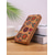 baratos Carteiras-Carteira feminina longa em couro sintético estilo boêmio, com amplo espaço para vários cartões e fechamento em zíper, disponível em diversas estampas. Ideal para compras, uso casual diário e viagens.