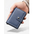 abordables Monederos-Cartera plegable para hombre de piel sintética con textura de fibra de carbono, cremallera, múltiples ranuras para tarjetas y ventana para identificación, diseño minimalista para el uso diario,