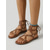 baratos Sandálias Gladiador-Sandálias gladiadoras romanas femininas - sandálias rasteiras de amarrar em couro sintético marrom com tachas douradas. &amp;Design recortado para férias em ilhas, escapadelas na praia. &amp;estilo boho de