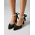 abordables Zapatos de salón de tacón ancho-Zapatos de tacón de bloque negros con encaje para mujer - elegantes zapatos de fiesta con tira de perlas para cócteles y eventos nocturnos.