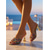 voordelige Hakken Sandalen-Kleurrijke damessandalen met hoge hakken en juwelen - luxe sandalen met vierkante neus en regenboogkleurige edelstenen. &amp;Gouden flared hakken voor diners in resorts en tropische avondfeesten.