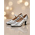 voordelige Jaren 1920 &amp; Gatsby-tijdperk-Damesschoenen in Gatsby-stijl uit de jaren 1920 - metallic zilveren glitter Mary Jane mid-hakken voor een flapper-themafeest of jazzdansgala.