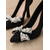 economico Pumps Classici-Décolleté da donna in camoscio nero - eleganti scarpe con tacco alto a punta, fiocco di perle e strass, perfette per cocktail party, cene serali e matrimoni.