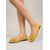 baratos Sapatilhas de mulher-Sapatilhas de ballet femininas - modelo vintage francês com bico quadrado e fivela grande de camurça na cor amarelo mostarda, perfeitas para uso urbano, dia a dia e chá da tarde.