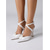 preiswerte Pumps mit Blockabsatz-Weiße Brautschuhe aus Satin für Damen – spitze Zehenpartie, Perlenriemen mit gekreuzten Knöcheln und Blockabsatz für eine Hochzeit in der Stadt, Braut &amp;Abendparty