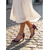 billige 1950-talls retro-Retro damepumps - vintage mary janes fra 1950-tallet med t-stropper, kryssremmer og semsket tå i dyp lilla og lavendelfarget for streetwear, hverdagsbruk og ettermiddagste.