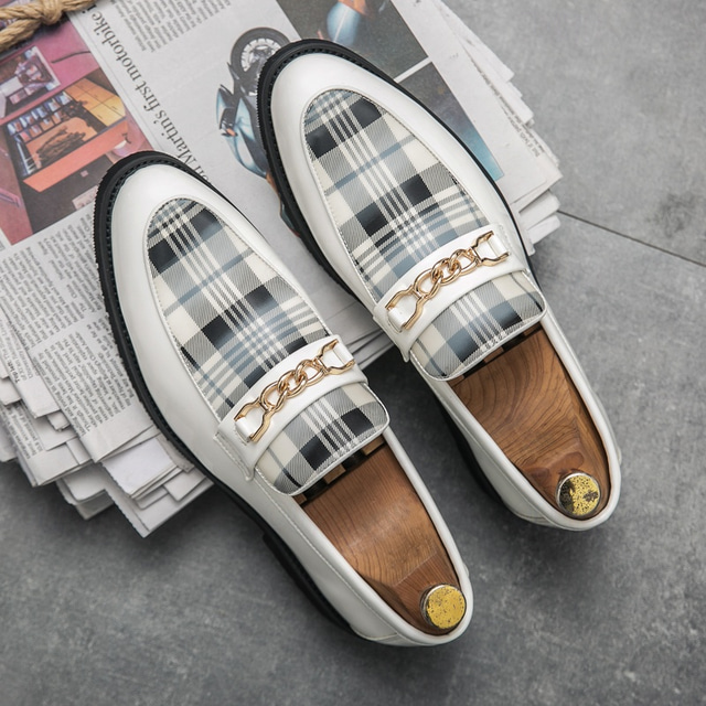  weiße Herren-Loafer mit Karomuster und Metallkettendetail – stilvolle Schlupfschuhe für formelle und legere Anlässe