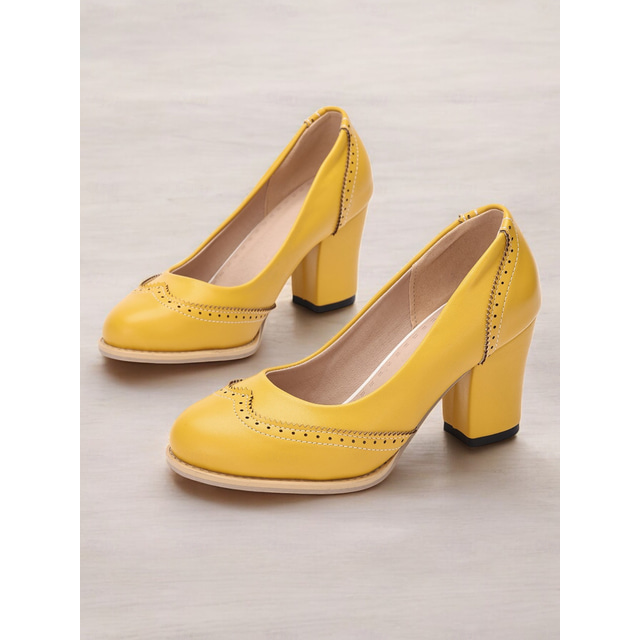  gule vintage-inspirerte kvinners hæler med brogue-detaljer, chunky hæl og slip-on design, perfekt for arbeidsklær og spesielle anledninger