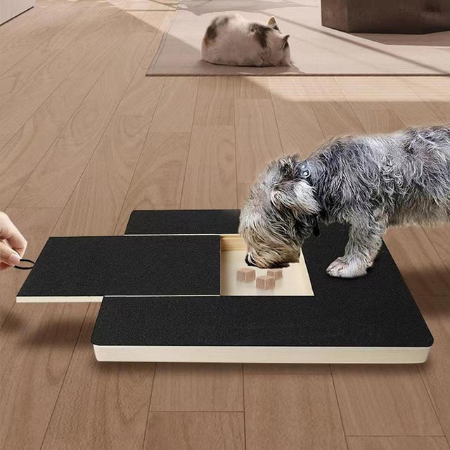  犬用爪とぎパッド、ペット用スナックボックス内蔵犬用爪とぎボードファイル、犬用爪やすりボードサンドペーパーボードスクラッチャー、ストレスフリーで心地よい子犬用爪とぎパッド（ブラック）