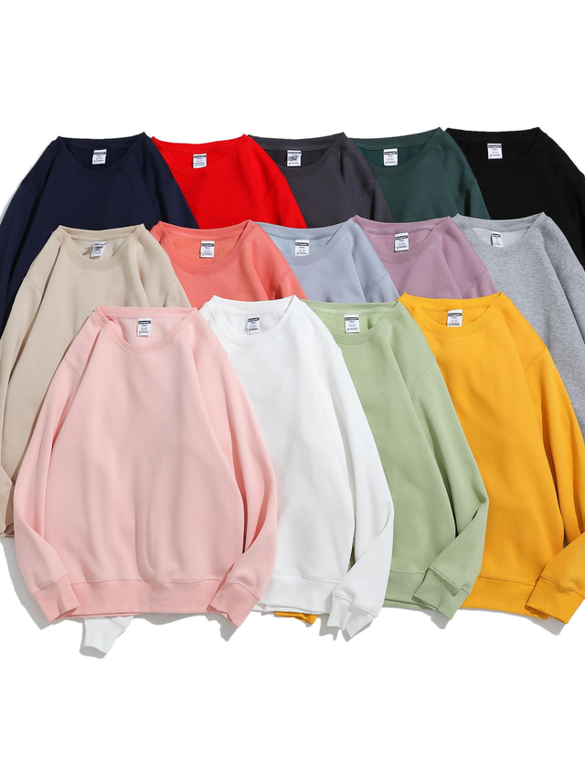 Produktbild von Wie Weißen Flauschigen Pullover Mit Einem Rundhalsausschnitt Mit Hellblauer Boyfriend Jeans Mit