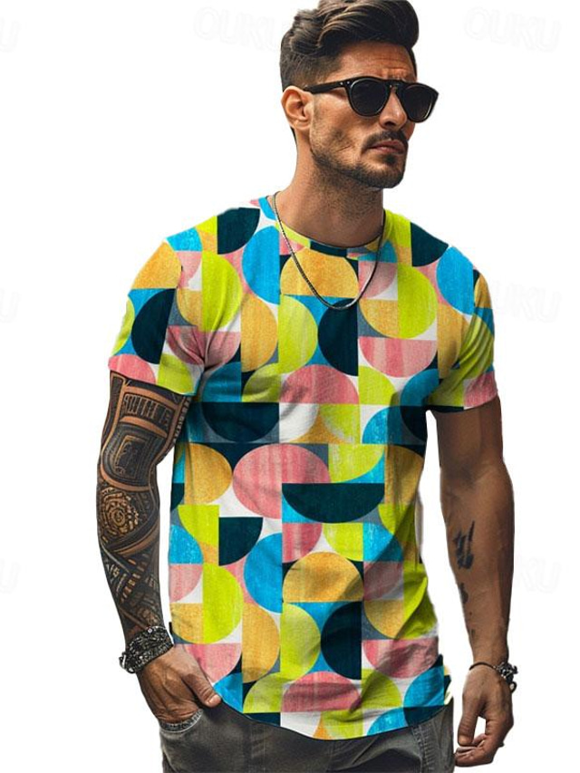  camiseta masculina colorida férias x designer Kris com estampa geométrica, gola redonda, manga curta