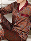 billige Pyjamas-Herre Nattøy Silke pyjamas 2 deler Grafiske trykk Enkel Komfort Hjem Daglig Faux silke Pustende Knaphul Langermet Bukse Lomme Høst Vår Vin Lysebrun