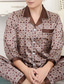 billige Pyjamas-Herre Nattøj Silke pyjamas 2 Dele Grafiske tryk Enkel Komfort Hjem Daglig Kunstsilke Åndbart Knaphul Langærmet Bukse Lomme Efterår Forår Vin Lysebrun