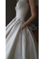 levne Luxusní svatební šaty-Královský styl formální svatební šaty ball gown čtvercového výstřihu bez rukávů klášterní vlečka saténové svatební šaty v jednotné barvě 2025