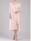 billiga Med jacka-Skapelse Mor till bruden Klänning Bröllopsgäst Elegant Petit Scoop Neck Tealängd Chiffon 3/4-lång ärm med spetslager 2025 gratis anpassad storlek